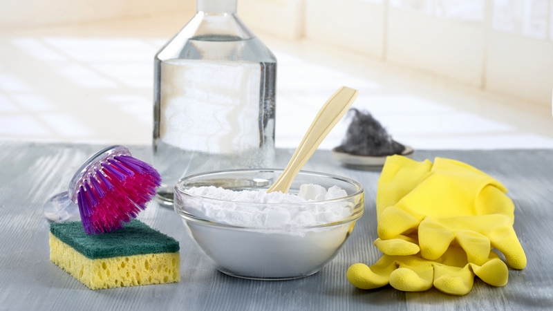 Как убрать неприятный запах из холодильника