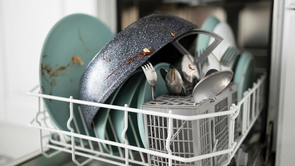 Почему посудомоечная машина плохо моет посуду и как это исправить