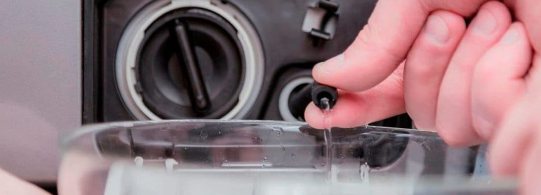 Как слить воду при заблокированной дверце? 