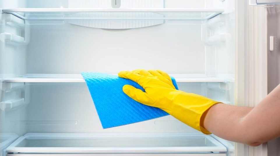Как убрать неприятный запах из холодильника