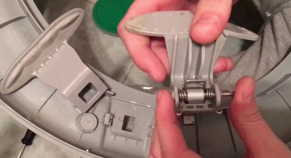 Как открыть заблокированную дверь стиральной машины