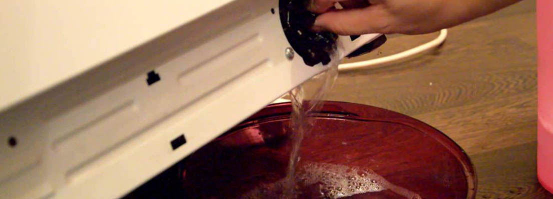 Как разблокировать люк, если машина зависла с водой на стирке? Как разблокировать люк, если машина зависла с водой на стирке?