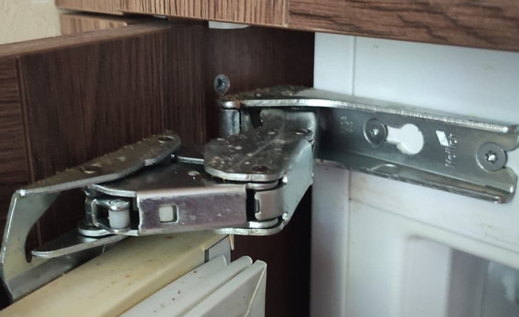 Как перевесить дверь холодильника Bosch Как перевесить дверь холодильника Bosch