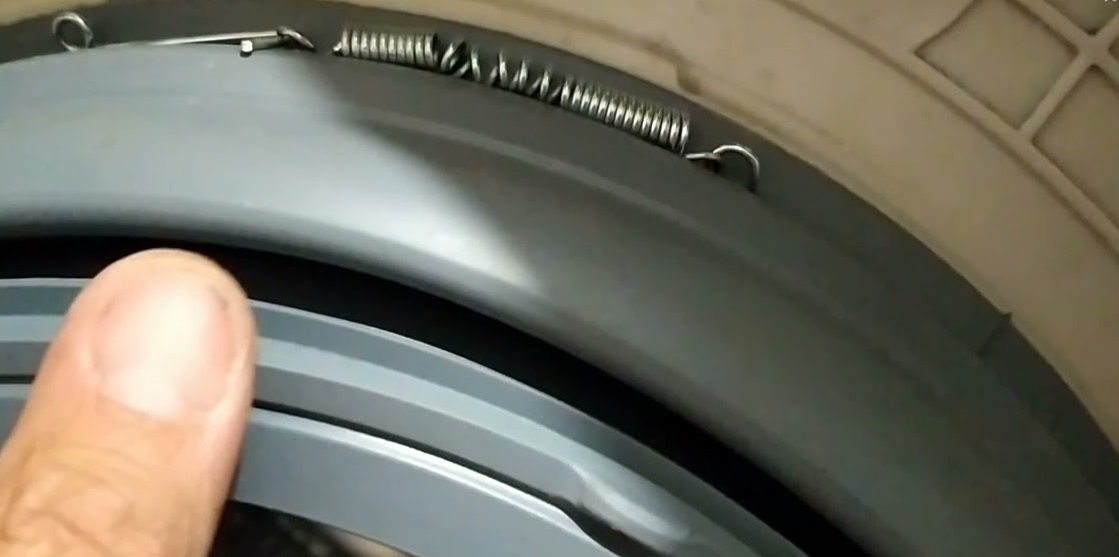 Почему стиральная машина прыгает при отжиме и как решить эту проблему Почему стиральная машина прыгает при отжиме и как решить эту проблему