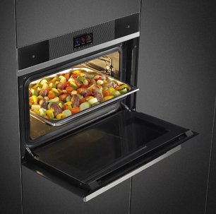 Компактный духовой шкаф с пароваркой Smeg SF4104WVCPN фото 3 в Казани и Татарстане