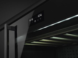 Винный холодильник Смег CVI638RWN3 фото 2 в Казани и Татарстане Винный холодильник Smeg CVI638RWN3 фото 2 в Казани и Татарстане