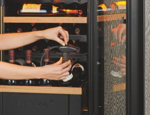 Встраиваемый двухтемпературный винный шкаф EuroCave I-090022-M фото 3 в Казани и Татарстане