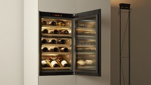Встраиваемый винный шкаф Фауцуг WineCooler V4000 90 WC4T-51102 R черное стекло фото 2 в Казани и Татарстане Встраиваемый винный шкаф V-ZUG WineCooler V4000 90 WC4T-51102 R черное стекло фото 2 в Казани и Татарстане
