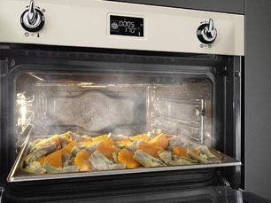 Компактный духовой шкаф с пароваркой Smeg SF4920VCP1 фото 2 в Казани и Татарстане