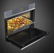 Компактный духовой шкаф с пароваркой Smeg SF4104WVCPS фото 3 в Казани и Татарстане