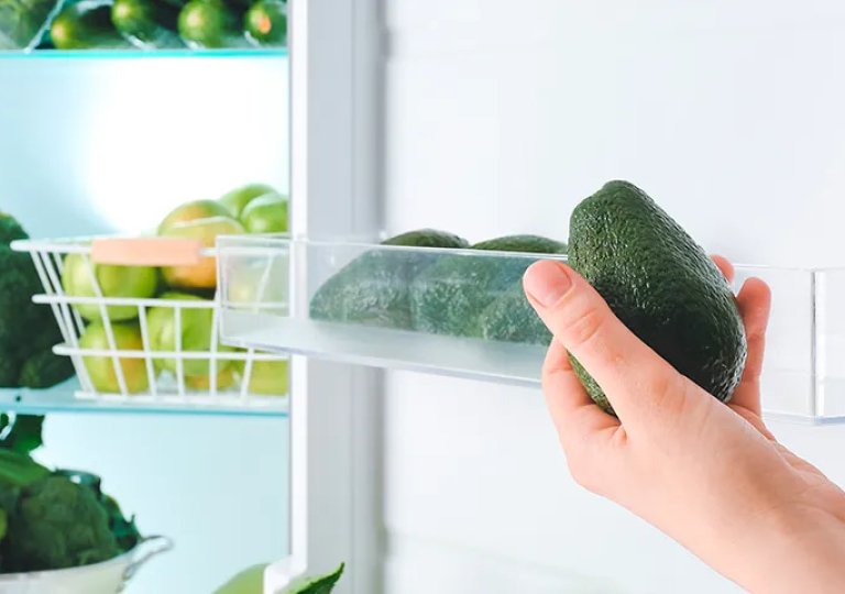 Можно ли, как и сколько хранить авокадо в холодильнике