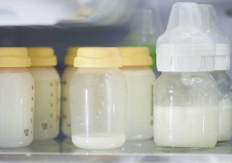 Можно ли, как и сколько хранить грудное молоко в холодильнике?