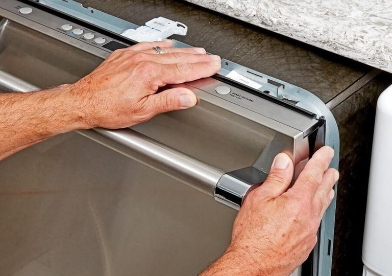 Как снять посудомоечную машину: пошаговое руководство