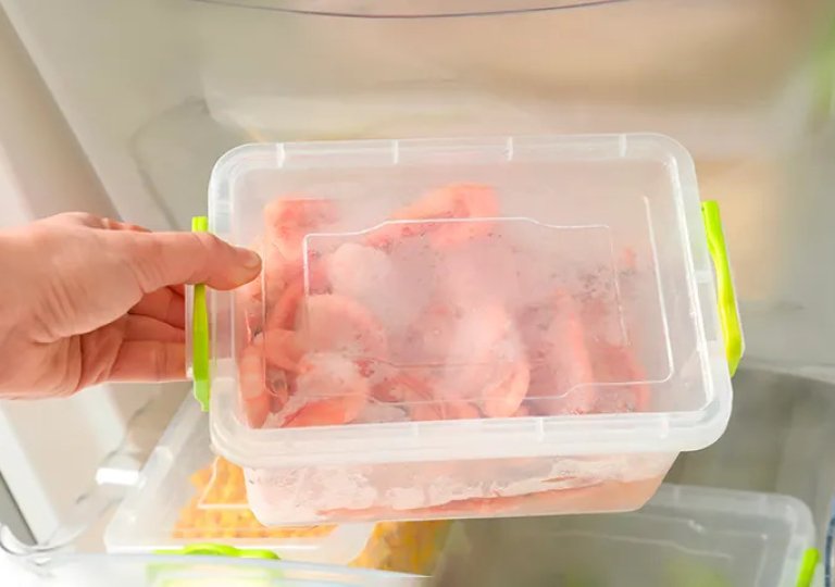 Можно ли, как и сколько хранить креветки в холодильнике