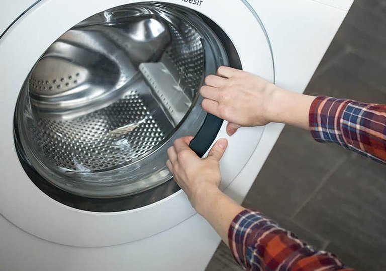 Что делать если не открывается стиральная машина?