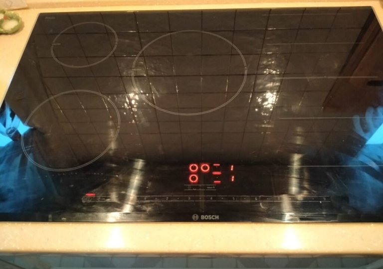 Ошибка E1 на электрической варочной панели: перегрев конфорки