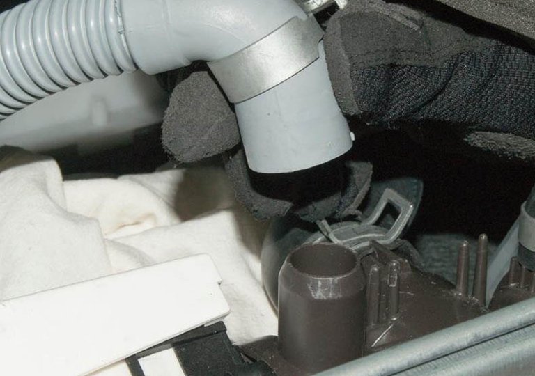 Как снять сливной шланг стиральной машины?