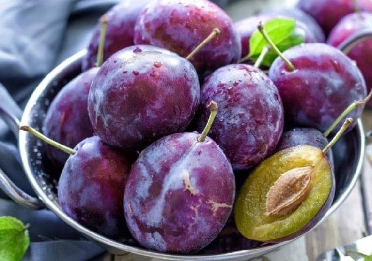 Можно ли, как и сколько хранить сливы в холодильнике