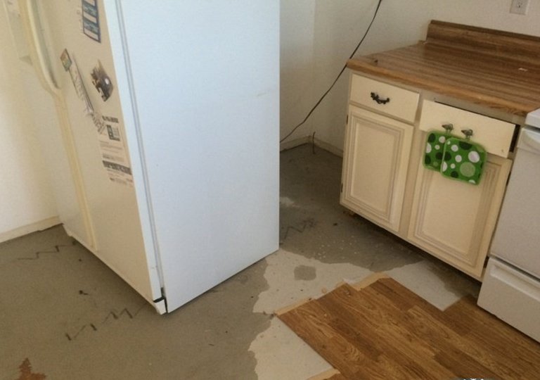 Почему течет холодильник