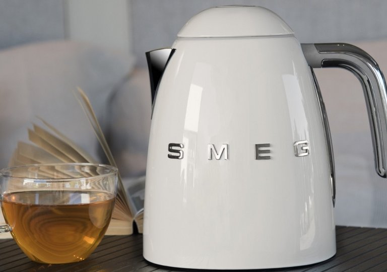 Обзор электрочайника Smeg KLF04CREU