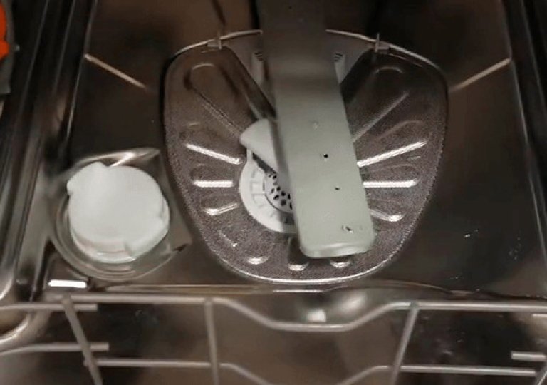 Почему посудомоечная машина не сливает воду и как это исправить?